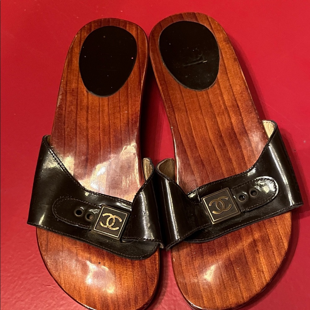 CHANEL Brown Patent Leather Gold CC Logo with Wood-Effect Slide Sandals